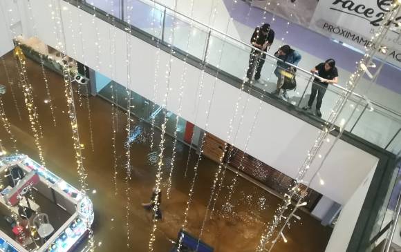 Ruptura de un tubo de aire acondicionado obligó a la evacuación parcial del primer piso de la nueva etapa del Centro Comercial Mayorca. Foto: Cortesía. 