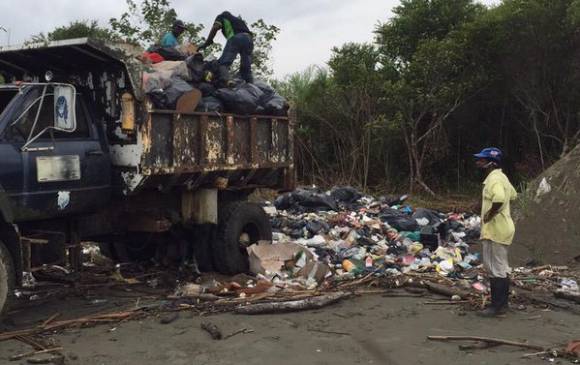 Nuquí, de paraíso natural a botadero de basura