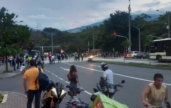 Las personas se reúnen a las afueras de la Universidad como parte de la agenda convocada en el marco del paro nacional. FOTO CORTESÍA GUARDIANES DE ANTIOQUIA