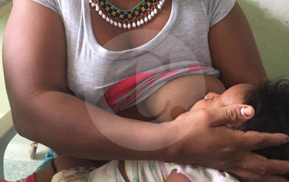 Las indígenas embera que habitan en los territorios colombianos están entre las comunidades que siguen la tradición de amamantar a sus hijos para evitar la desnutrición. FOTO maria v. correa