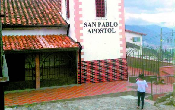 Esta es la iglesia San Pablo Apóstol del barrio París, de Bello, de cuya casa cural los delincuentes hurtaron $15 millones. Foto Diana Lozano