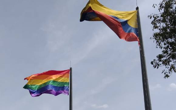 En un acto llevado a cabo alrededor de las 6 de la tarde de este sábado, colectivos izaron de nuevo la bandera LGBTIQ en lo más alto del Cerro Nutibara. Foto: ARCHIVO