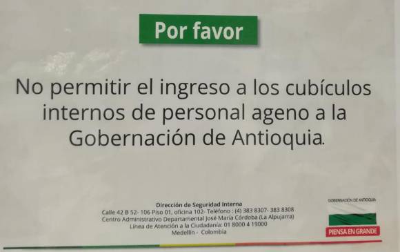 “Ageno” es el error ortográfico de los carteles de la Gobernación. La fotografía la compartió el diputado Luis Peláez en sus redes sociales y dice haberla tomado él. 