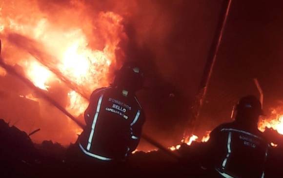 Seis máquinas de bomberos atendieron la emergencia. FOTO @BomberosBello1
