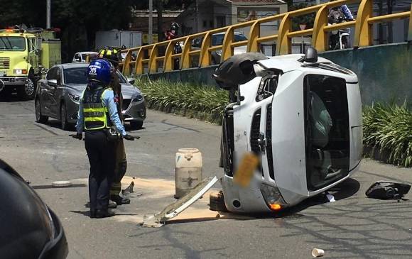 Volcamiento de vehículo sin heridos la mañana de este sábado. Foto: Guardianes Antioquia. 