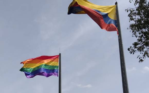 La bandera LGBTIQ izada en Cerro Nutibara antes de ser desmontada y destruída. Foto: Archivo