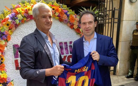 El alcalde de Medellín, Federico Gutiérrez, recibe un detalle del directivo Javier Bordas. FOTO tomada de twitter @PanchoCampoC