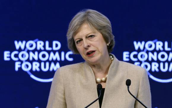 La jefa del gobierno conservador británico, Theresa May, dijo al mundo capitalista que seguirá defendiendo el libre comercio. FOTO AFP