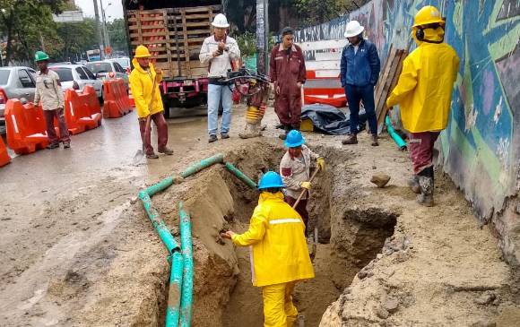 Cuadrillas de EPM trabajan para solucionar problema que tiene sin agua a más de 6 mil clientes en Medellín. Foto: EPM