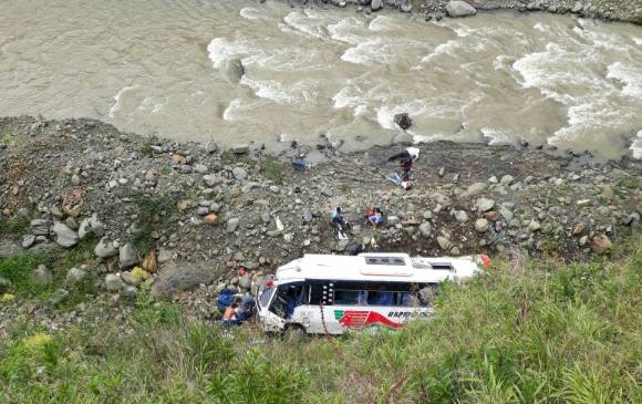 Un muerto y trece heridos deja accidente de bus en la vía Quibdó Medellín.