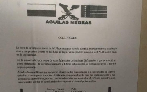 El pasado lunes 20 de mayo aparecieron varios panfletos pegados en postes y paredes de la Universidad de Antioquia. FOTO CORTESÍA