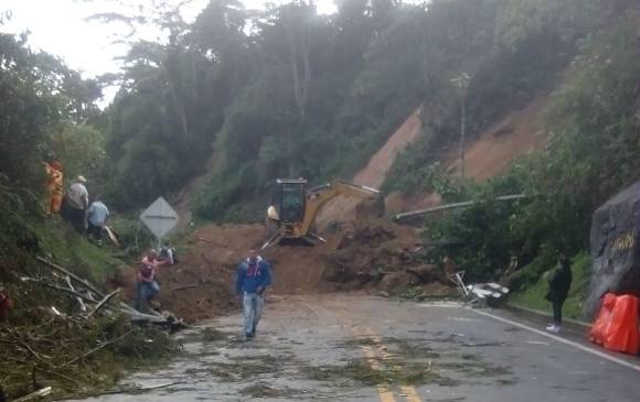 Las lluvias comienzan a pasarle factura a la vía que conecta a Medellín con la capital del país. FOTO CASCADA COMUNICACIONES