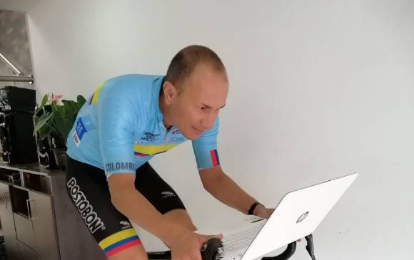 Marlon dice que en 30 años en ciclismo jamás se había quedado tanto tiempo en casa e inventando la forma de no perder ritmo de carrera. En el Clásico virtual se divierte. FOTO cortesía marlon pérez
