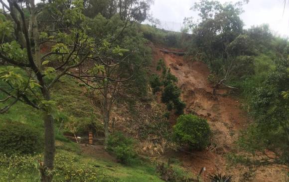 Derrumbe y falla causan corte de acueducto en San Cristóbal