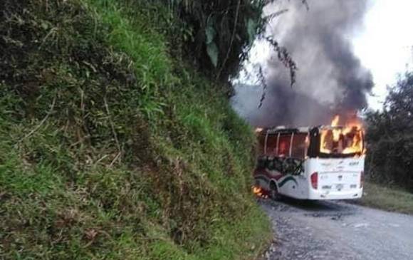 Incineran bus en la vía Medellín - Quibdó