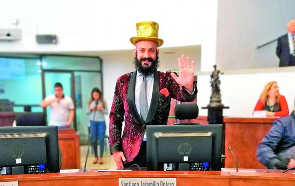 El precandidato Santiago Jaramillo con disfraz de mago y sin afeitarse. FOTO @CDsantiagoj