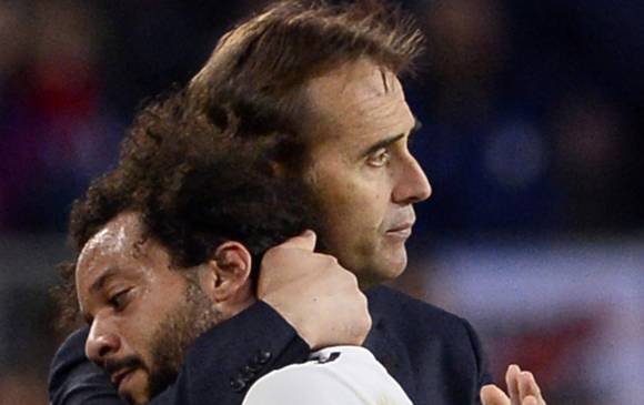 En la imagen se observa un abrazo solidario entre Lopetegui y Marcelo al final del encuentro ante el Barcelona. FOTO afp