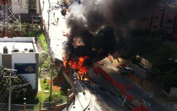 El incendio que se generó luego de un choque múltiple causó una emergencia en El Poblado. FOTO CORTESÍA