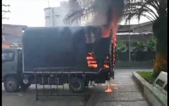 El camión del Ejército fue quemado frente a la población de Tadó. FOTO @giraldo_tavo