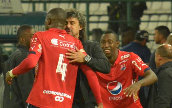Leonel abraza a Andrés Mosquera, mientras se acerca Juan Fernando Caicedo, en el triunfo en Palogrande. FOTO colprensa