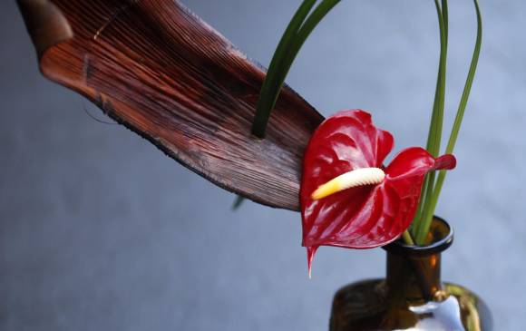 Ponga el anturio en el agua. Si la flor está recién cortada, este arreglo puede durarle hasta un mes, manteniendo el nivel del agua bajo.