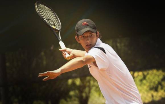 Felipe Ramírez escala con paso firme en el tenis de campo. FOTO cortesía