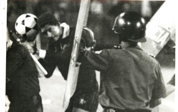 A Alvaro Ortega le tocó salir del estadio Atanasio Girardot, el 15 de noviembre de 1989, custodiado por la policía, después fue asesinado. FOTO ARCHIVO EC