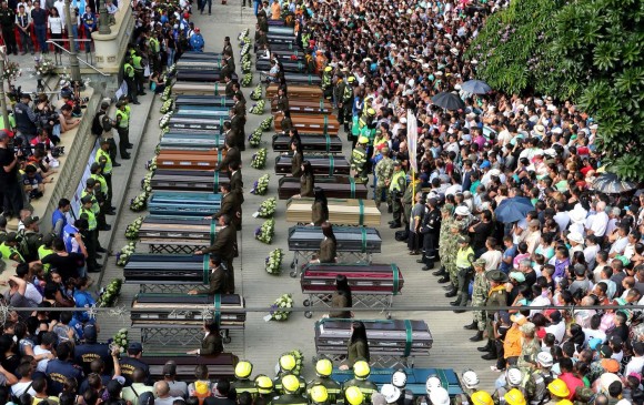 Un llanto desgarrador afloró entre los asistentes al acto fúnebre, frente a los 33 ataúdes que reposaron en el parque principal de Salgar. FOTO julio césar herrera