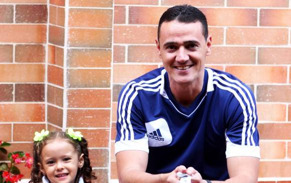 Mariana, quien salta como una pelota cuando ve a su papá por la televisión pitando un partido, es la fuente de inspiración del árbitro antioqueño Wílmar Roldán. FOTO julio césar herrera 