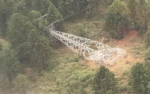 Un día antes de conocerse la amenaza del paro armado, el Eln derribó una torre de energía en una zona rural de Medellín. FOTO CORTESÍA