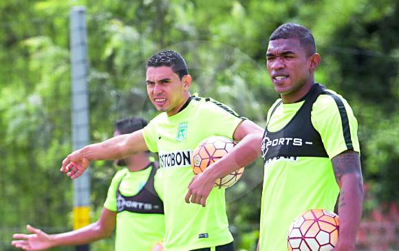 Elkin Blanco (14) y Daniel Bocanegra, opciones del técnico Reinaldo Rueda para la titular ante Sao Paulo. FOTO Jaime Pérez
