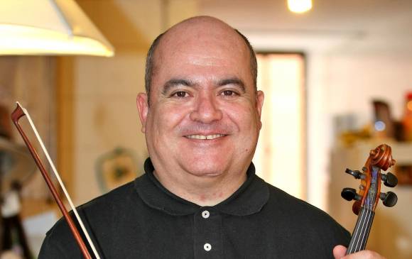 El maestro Gonzalo Ospina dirige el concierto. La narradora es Rebecca Levi. FOTO archivo-cortesía rebecca levi.
