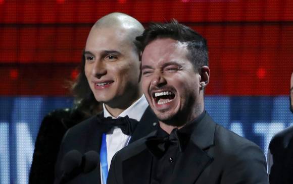 J Balvin también estuvo en el escenario de los premios Grammy Latino. FOTO Reuters 