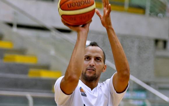 El dominicano César Chávez seguirá como el capitán de Academia en la Liga Directv de baloncesto. FOTO Juan Antonio Sánchez