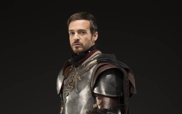 Jake Stormoen interpreta a Garret Spears. La serie The Outpost se estrena esta noche, a las 9:00 p.m., en SyFy. FOTO imagen serie.