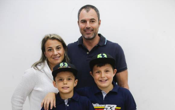 Carolina y Andrés (padres) y Emilio (hermano) son parte fundamental en el buen proceso de Agustín Barreneche (con gorra) en el motocrós colombiano. A sus 9 años es figura. FOTO JUan A. Sánchez y cortesía