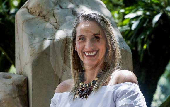 María Clara Arroyave del Río también está en campaña por la Gobernación de Antioquia, acompaña a su esposo, Andrés Guerra, a todos los viajes y espera seguir así si ganan. FOTO Jaime Pérez