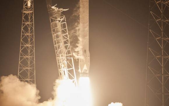 Por segunda vez consecutiva, un cohete de la empresa aeroespacial SpaceX logró aterrizar sobre una plataforma en el océano. FOTO AP