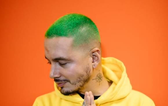 El look que por estos días luce J Balvin. FOTO Universal Music.