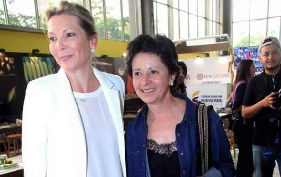 La primera dama y exprimera dama se saludaron con beso y abrazo y sostuvieron una charla de varios minutos sobre la feria artesanal, mientras los visitantes les tomaban fotos. FOTO Paco Molina Navarro @pa73co