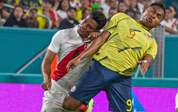 Morelos quedó como el autor del gol ante Perú, aunque Davinson Sánchez reconoció que él fue el último que tocó el balón. FOTO EFE