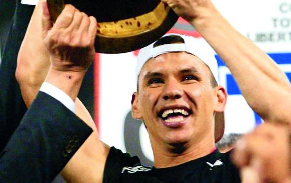 El antioqueño Samuel Vanegas levanta el trofeo de la Copa Libertadores que Once Caldas ganó en 2004. FOTO Archivo colprensa