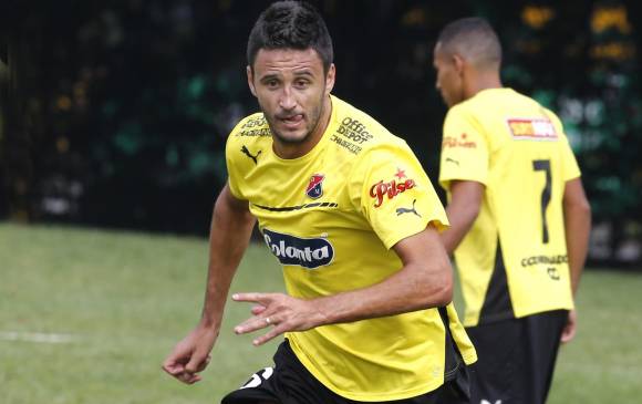 Diego Herner, zaguero argentino y capitán del equipo escarlata, está listo para reaparecer. FOTO Juan Antonio Sánchez