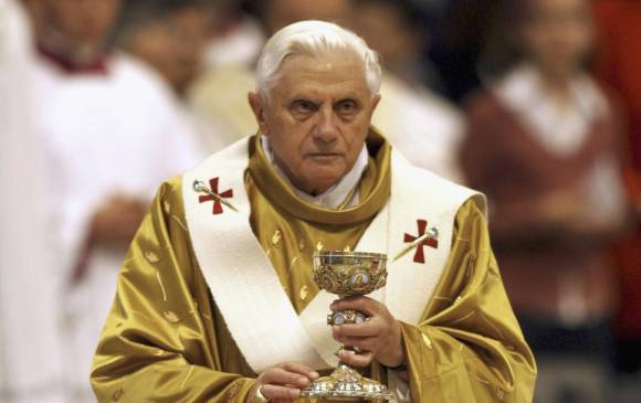  Benedicto XVI tomaría posición a favor del celibato de los sacerdotes a través de una obra coescrita con el cardenal ultraconservador Robert Sarah. FOTO COLPRENSA | REUTERS