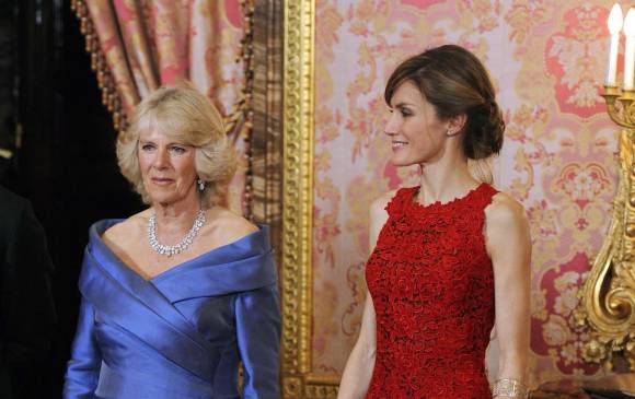 Con Camilla, la Duquesa de Cornwall, en una cena de gala en Madrid en 2011. Foto Reuters 