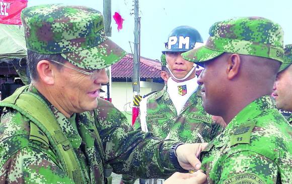 El general Alzate en una distinción a uno de los soldados de la Fuerza de Tarea Conjunta Titán que hace presencia en Chocó. FOTO Cortesía