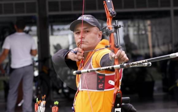 Germán Gómez, con arco propio, dice que competir contra arqueros convencionales le permite vencer los nervios y adquirir experiencia para próximos desafíos competitivos. FOTO DONALDO ZULUAGA