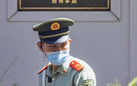 En medio de espectadores apostados a las afueras, las autoridades chinas tomaron posesión de la oficina diplomática. FOTO EFE