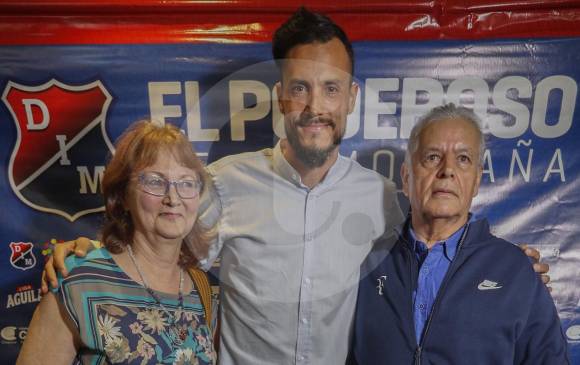 González y sus padres, con la camisa que luce el número que el club decidió retirar para honrarlo. FOTO manuel saldarriaga