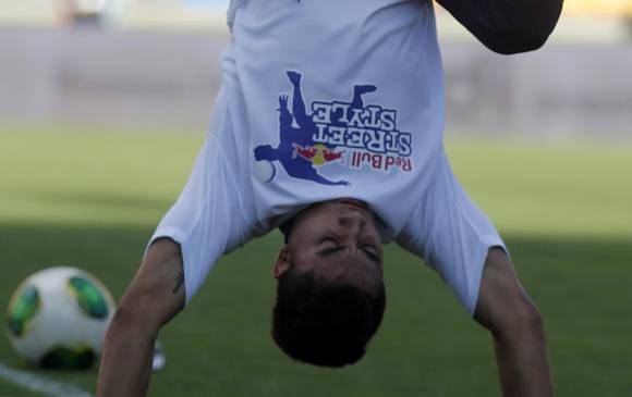 Sebastián Ortiz, Boyca, mostró toda su calidad en el Día del Fútbol Antioqueño, una presentación por cortesía de Red Bull. FOTO Henry Agudelo.